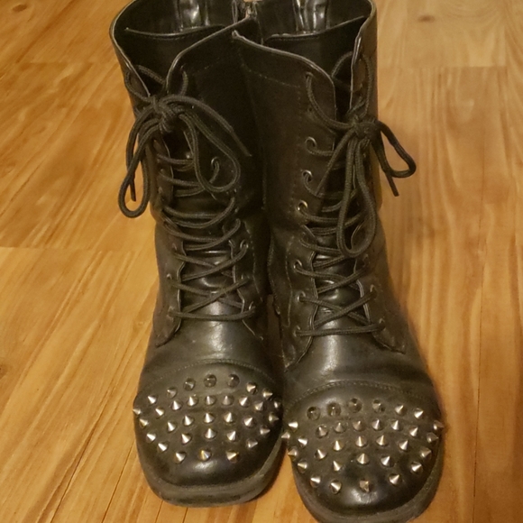 Spiked boot - Picture 2 of 3